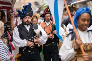 Deux sonneurs en costume traditionnel breton jouent du biniou kozh lors d une fete de rue a Guerande