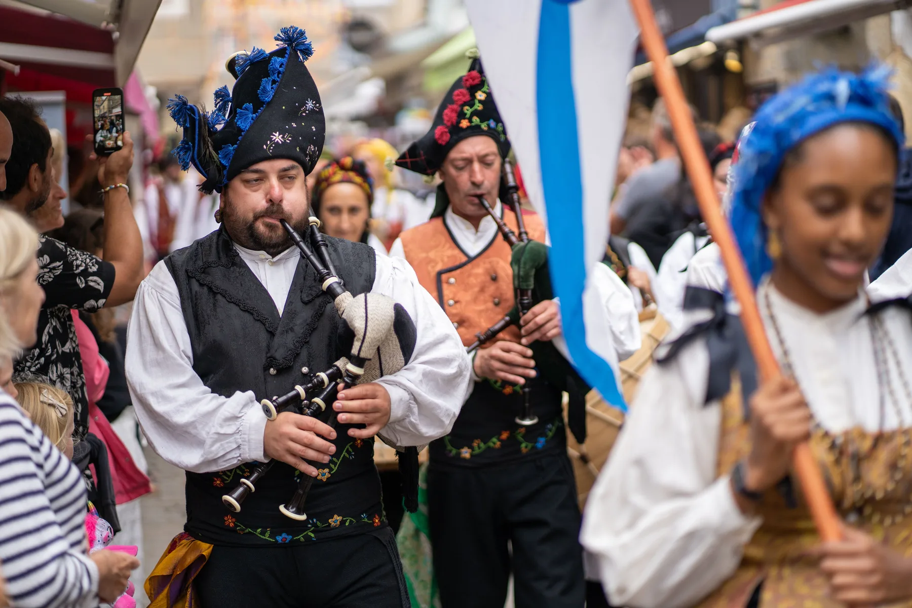 Deux sonneurs en costume traditionnel breton jouent du biniou kozh lors d une fete de rue a Guerande