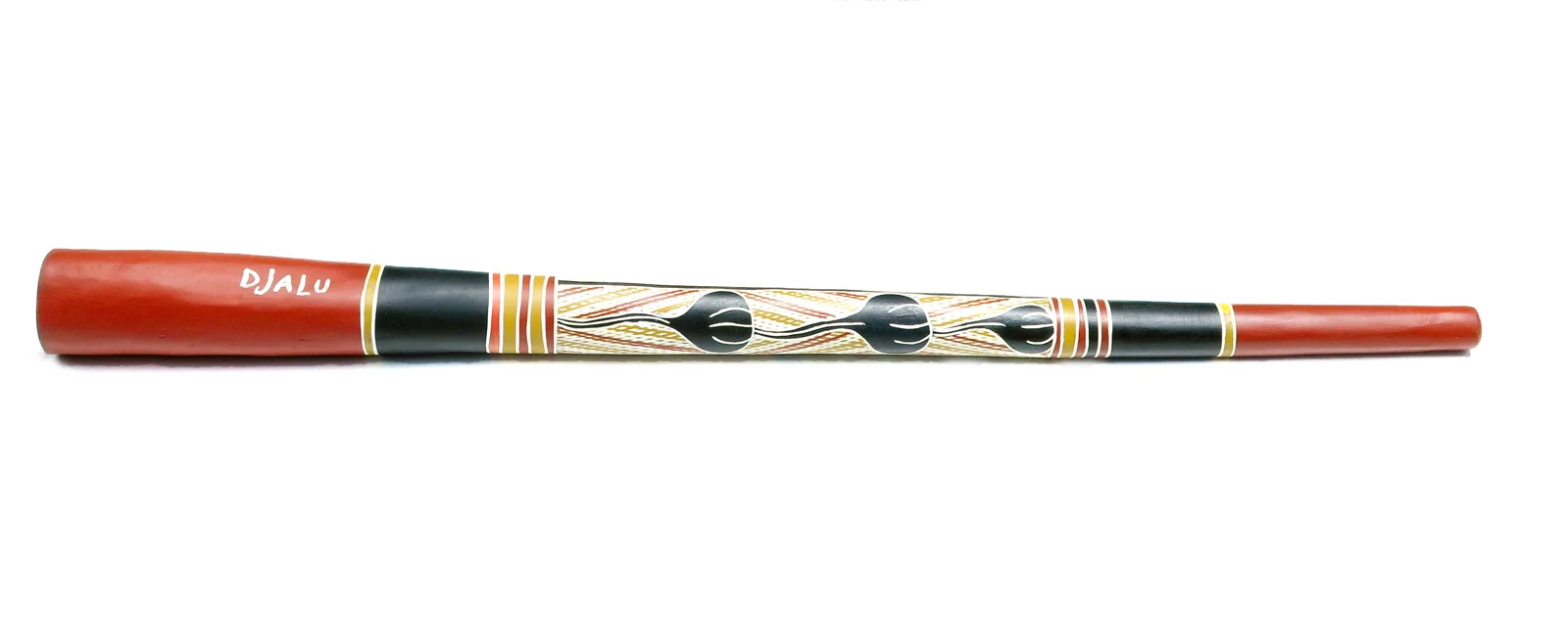 Un yidaki en bois peint aux couleurs ocre rouge et noir, portant le nom Djalu et un motif de clan