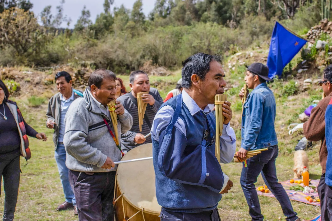 Groupe de musiciens jouant de la flûte de pan lors d'une performance traditionnelle en plein air, région de Concepción, Pérou