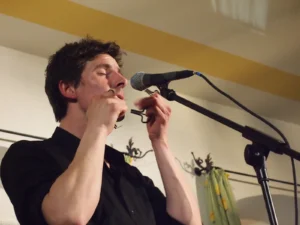Michael von Mucke joue de la guimbarde lors d un concert du groupe bavarois Kofelgschroa a Unterammergau