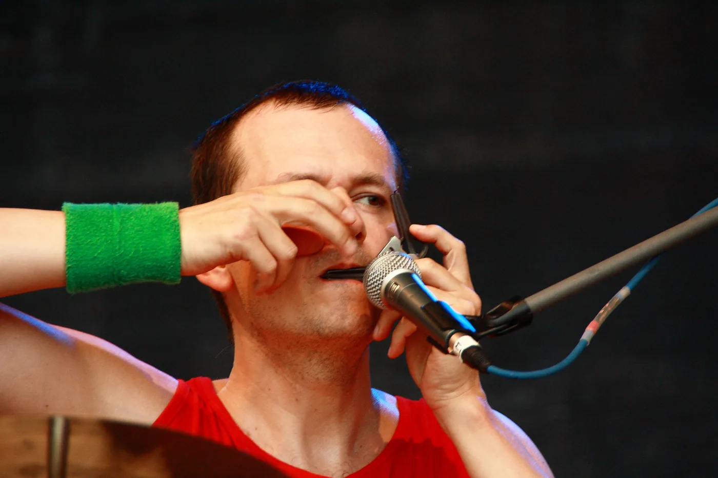Le musicien Markus Binder, du duo autrichien Attwenger, joue de la guimbarde devant un micro sur scène
