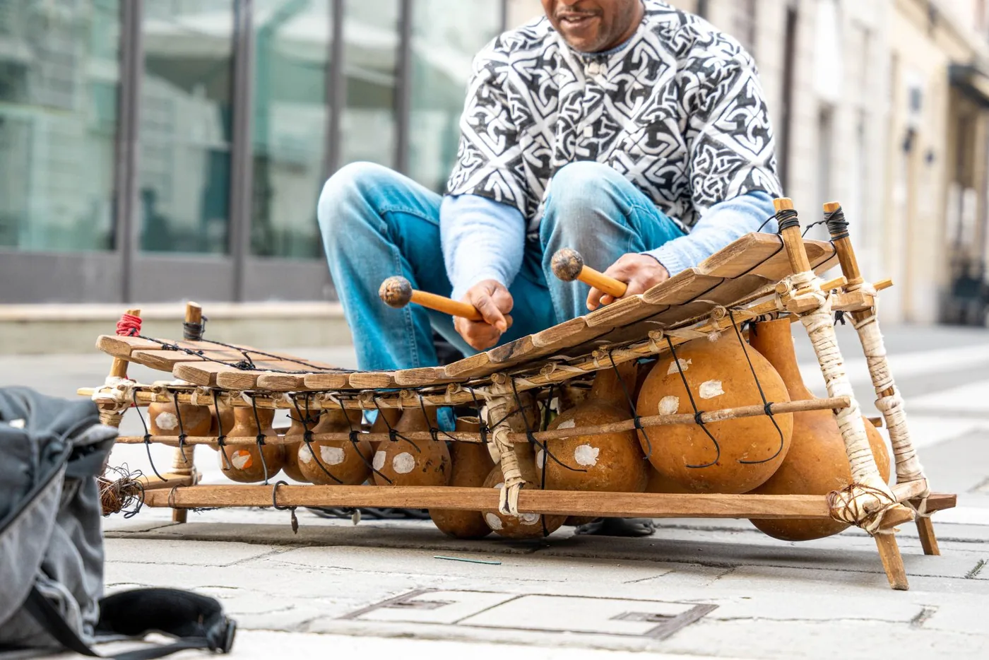 Un balafon traditionnel aux calebasses résonantes, joué avec deux mailloches