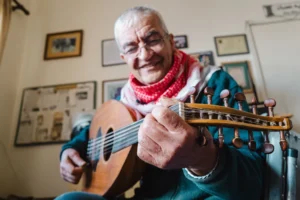 Musicien jouant du oud en exterieur, chevillier coude vers l arriere