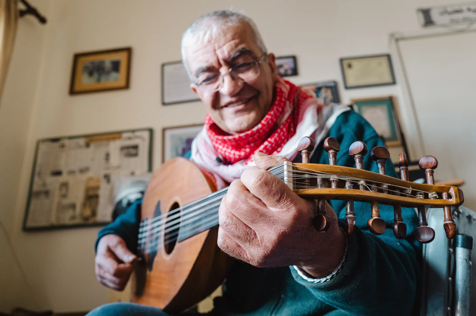 Musicien jouant du oud en exterieur, chevillier coude vers l arriere