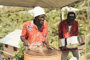 Deux musiciens caribéens jouant du steel drum en extérieur
