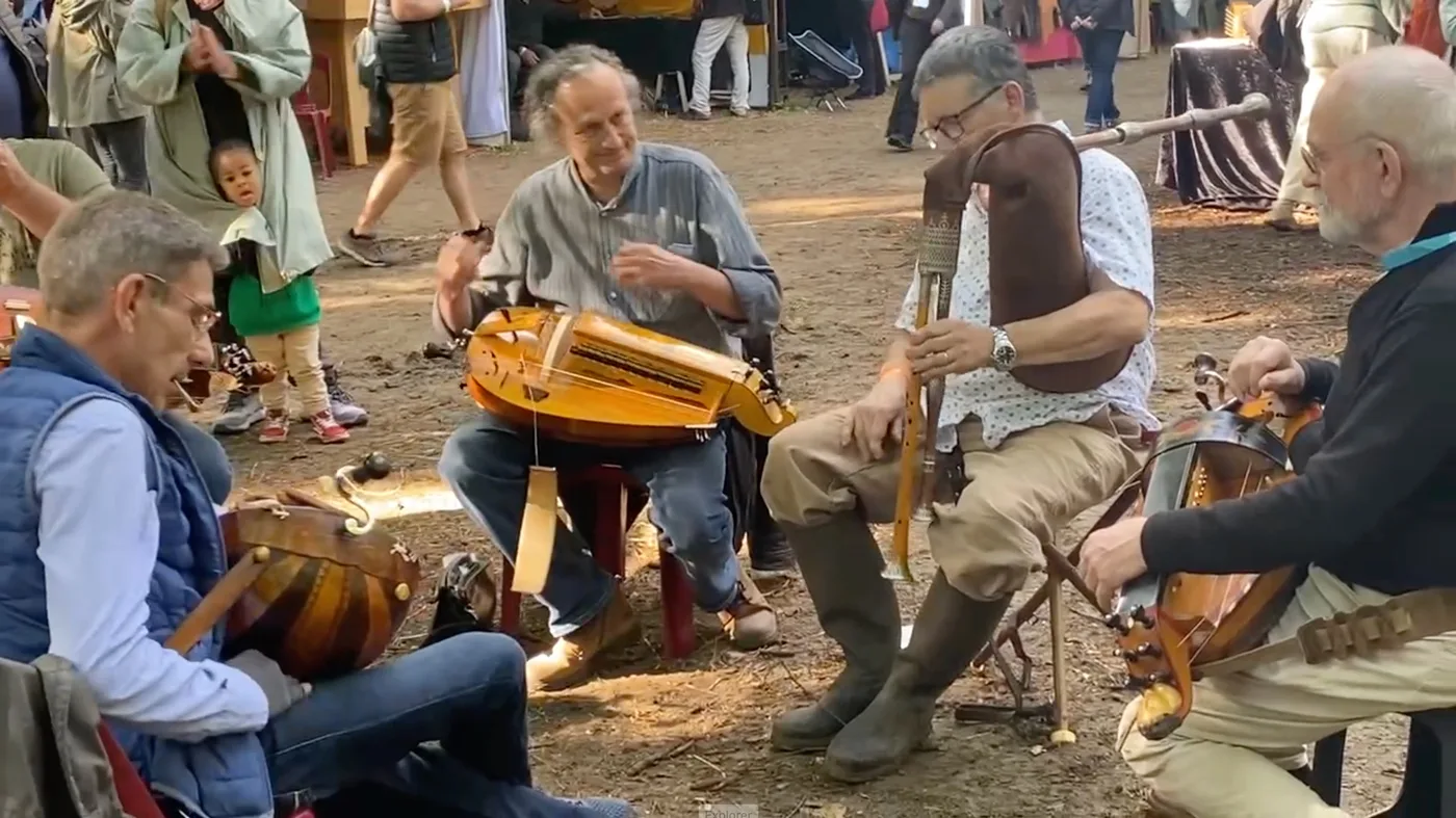 Musiciens jouant de la vielle à roue et de la cornemuse du Berry lors du festival Le Son Continu au château d'Ars